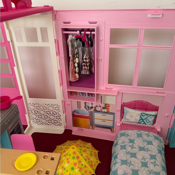 2018 Barbie Folding Getaway Portable Playhouse w/ Bed,Table, and Accessories - Picture 14 of 16